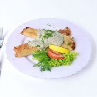 Naleśniki z wędzonym łososiem oraz sosem koperkowym 2szt