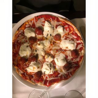 Pizza de burratina y trufa negra