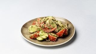 კიტრი-პომიდვრის სალათი ნიგვზით