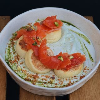 Сирники з лососсем та соусом крем фреш з дор блю