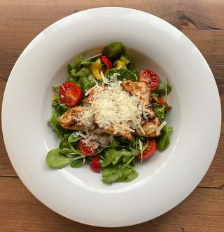 Sałatka z grillowanym kurczakiem