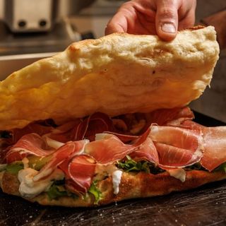 RIPIENA Crudo, rucola e stracchino 1/4 teglia per una persona