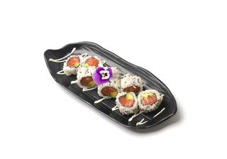 Urumaki y California de salmón con aguacate y sésamo (8 uds.)