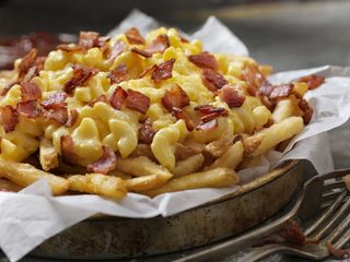 Patatine fritte bacon e formaggio
