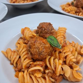 fusilli al ragu'  + acqua piccola 