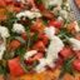 Piccante con pomodoro, pomodori freschi, rucola e mozzarella al tranci