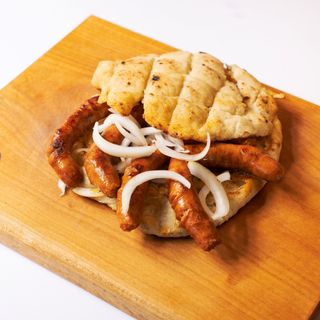 Roštilj kobasice u lepinji