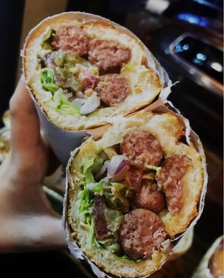 Bocadillo de salchichas + patatas fritas 