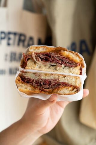 Bocadillo de Pastrami de León 