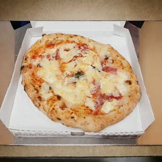 Pizza bufalina con salame e scaglie ombra