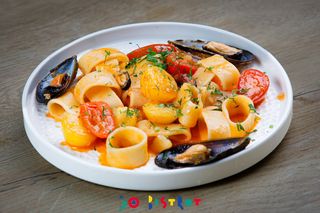 Calamarata in crema di patate con cozze, pomodorini gialli e rossi