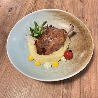 Ciolanele de Porc Sloow cooked cu Piure de cartofi si Muraturi