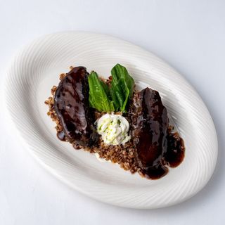 Телячьи щечки с гречкой и страчателлой (300г)
