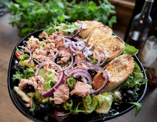 Z tuńczykiem i oliwkami