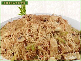 Ми-фен с пиле, гъби и кисели краставици