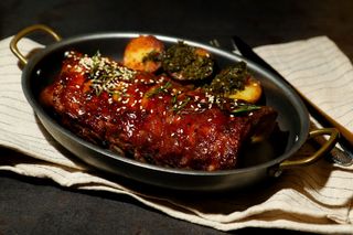 Ребра з картоплею та соусом сальса верде