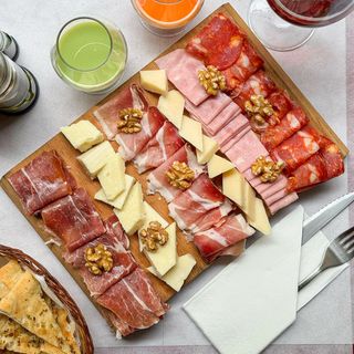 Assortimento Di Salumi E Formaggi