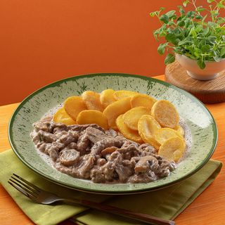 Бефстроганов з картоплею кружечками