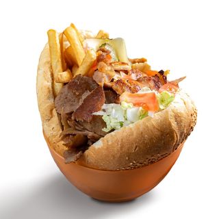 Duży Kebab w Bułce z Surówką  i Frytkami