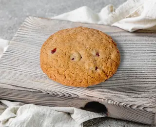 Oatmeal cookies with berries