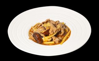 Manzo con bambù e funghi