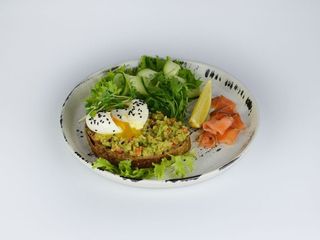 Авокадо тост з лососем і яйцем пашот (250g)