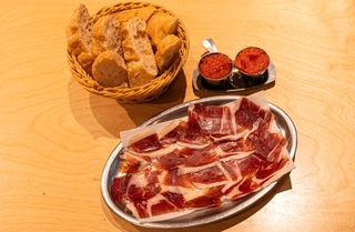 Jamón Arturo Sánchez con pan y tomate