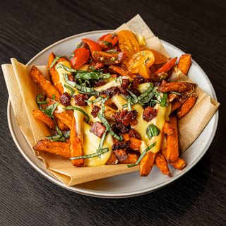 Patatine fritte caricate z bazylią i salsą z pomidorów