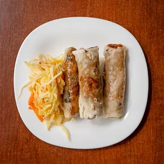 Sajgonki z mięsem z frytkami i surówką