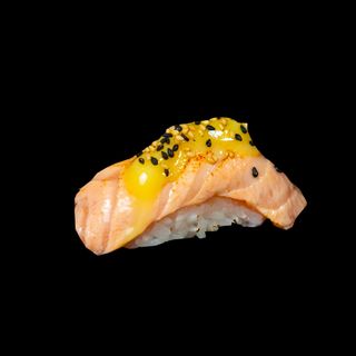 Nigiri Flambeado de Salmón y Brie