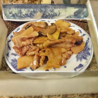 Vitello con bambù e funghi