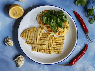 Nasz domowy hummus z pomidorami cherry i pitą (240g)