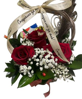 Кошница с (3бр) рози, стъклено пожелание и сувенир (ангел)