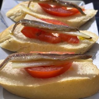 Pincho de Anchoa con tomate y queso curado