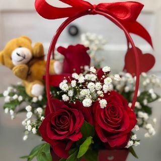 Korpa sa ružama i medom