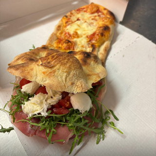 Il pizzuozzo (originale)-metà pizza & metà panuozzo