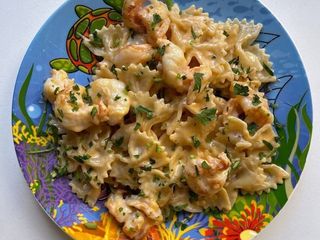 ДМ Бантики (фарфале) з креветками у вершковому соусі з сиром (220g)