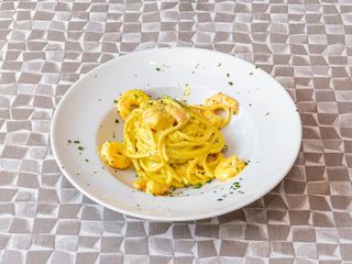 Chitarra con gamberi, zucchine, zafferano e panna