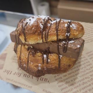 Croissant Nutella y Huesito