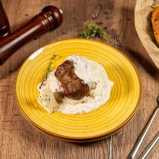 Muschi de vită cu sos de brânzeturi