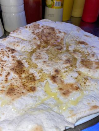 Питка с масло и шарена сол