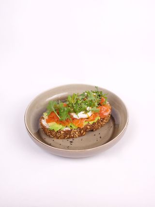 Toast cu avocado și somon slab sărat