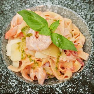 Прясна паста с тигрови скариди и пармезан