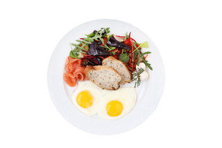 Ouă ochi cu somon şi cremă Philadelphia