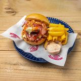 Texas Premium (pan redondo) + papas fritas rolling + salsa brava	