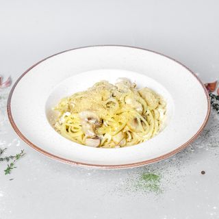 Спагеті з курячим м'ясом та грибами (360г)