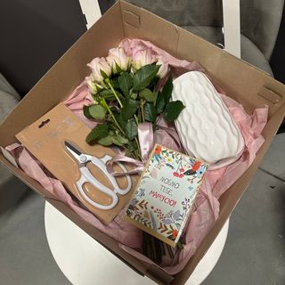 Бокс з букетом троянд, вазою та флористичними ножицями