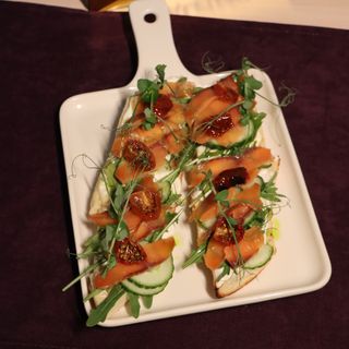 Брускетта с лососем