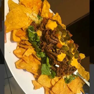 Nachos con Carne Mechada Queso Cheddar Fundido y Guacamole 
