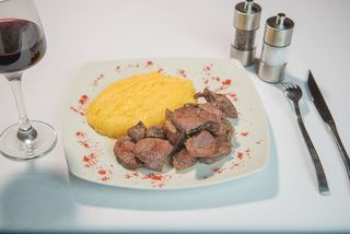 Pastrama frageda de berbecut cu mamaliguta si mujdei